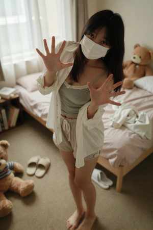 マスクを被った若き女性の室内ポートレート