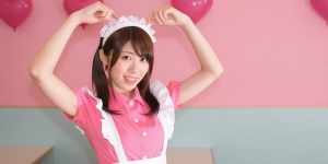 ピンクのメイド衣装を着た女性ポートレート