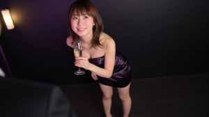 シャンパンを手にした美女の優雅なポートレート