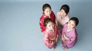 和服を着た4人の女性のポートレート写真