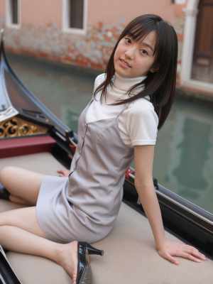 ヴェネツィア運河での美女の優雅なポートレート