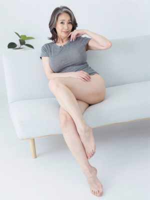 ソファに座る落ち着いた雰囲気の女性のポートレート