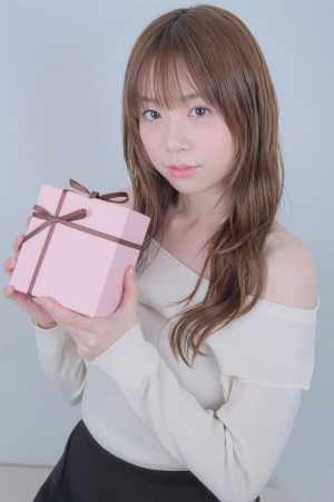 ギフトを抱える優しい表情の女性のポートレート