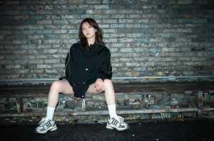 都会的な雰囲気の女性のポートレート写真