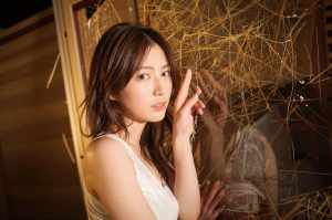 魅惑的な表情の女性のポートレート