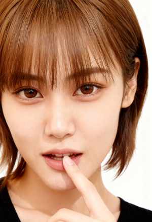 唇に指を当て、思慮深い表情をした若い女性の接写。