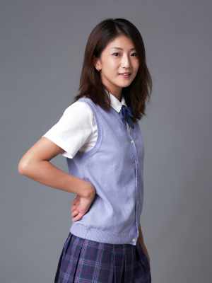 学生服を着たアジア系の若い女性を横から撮影した写実的なポートレート。