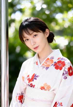 花柄の伝統的な日本の着物を着た若いアジア人女性のポートレート。