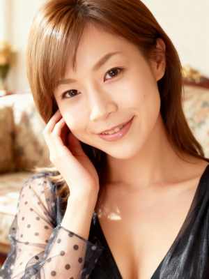 長くまっすぐな茶色の髪と白い肌を持つ若い女性の写実的なポートレート。