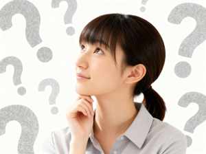 白い背景に疑問符で囲まれた、思慮深い表情をした若いアジア人女性を横顔カメラのアングル...。