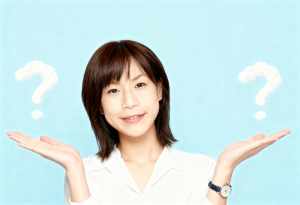 明るい青の背景に、空の両手を持ち、頭上に疑問符が浮かんでいる、陽気な表情を持つ若いア...。