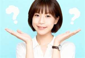 短いボブのヘアカット、白いシャツを着て、左手首に茶色の革の腕時計を着た若いアジア人女...。