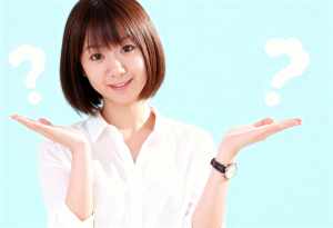 パステルブルーの背景に、白いブラウスを着たショートボブのヘアカットの若いアジア人女性...。