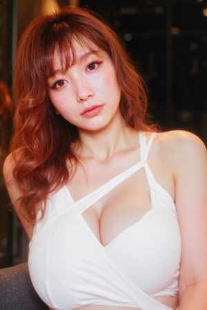 ウェーブのかかった赤茶色の長い髪と白い肌を持つ若い女性の写実的な肖像画。