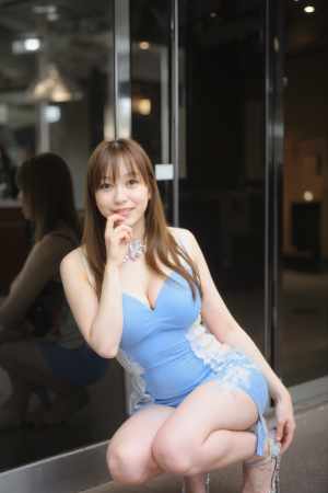 ガラスのドアの前で青いドレスを着てポーズをとり、カメラに向かって微笑む若い女性を、正...。