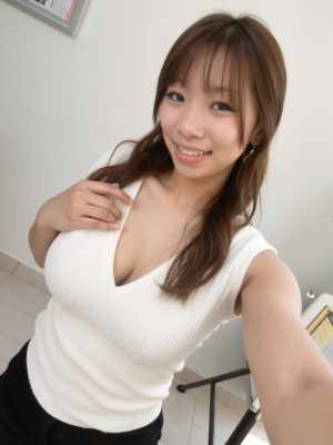 白い部屋で自信を持ってポーズをとる若い女性を自撮りアングルから撮影した写実的な写真。