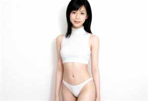真っ白な背景に自信を持ってポーズをとるアジア系の若い女性を、正面カメラのアングルから...。