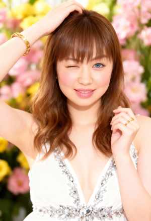 長い茶色の髪と青い目をした若い女性が、大きく開いたネックラインと装飾の施された白いド...。