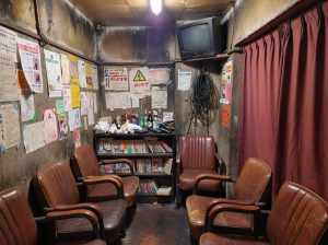 薄暗く、素朴な雰囲気のある部屋。