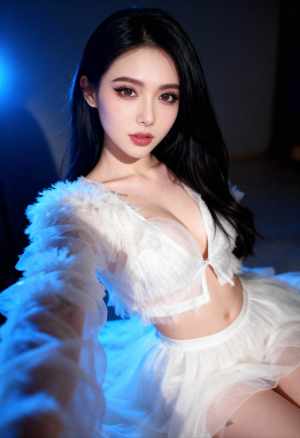 薄い白いトップスとチュールのスカートを着た長い黒髪の若い女性が薄暗い部屋に座っており...。