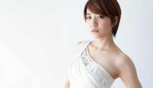 真っ白な背景のスタジオ設定で、ポートレート カメラの角度から撮影された、中性的な表情...。