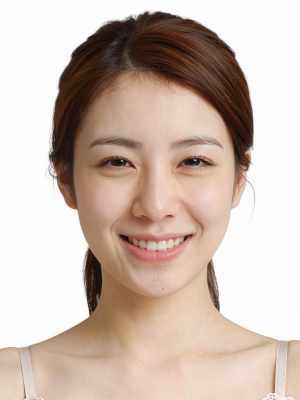 明るい表情で、わずかな笑みを浮かべて視聴者をまっすぐに見つめている若い女性のクローズ...。