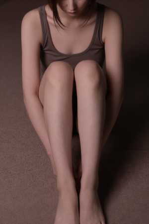 部屋とタンクトップのポートレート素材