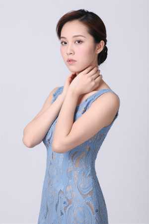 白レース姿の魅力的な女性