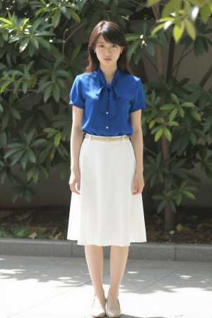 緑ブラウス姿の魅力的な女性