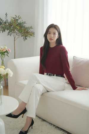 リビングで撮影された女性のポートレート