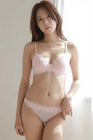 ピンクのレースを着た女性のポートレート