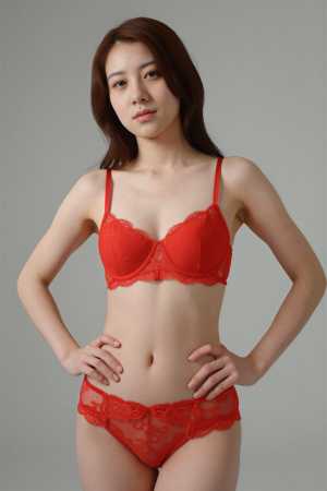 赤のレースを着た女性のポートレート