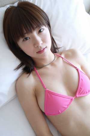 バーでピンクのランジェリーを着た美女