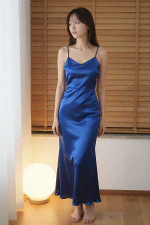 部屋で撮影された女性のポートレート