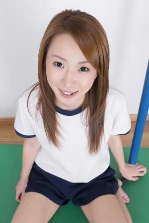 緑シャツ姿の魅力的な女性