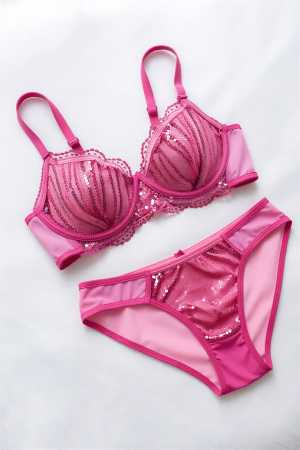 白ランジェリー姿の魅力的な女性