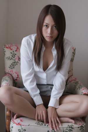 部屋の白シャツポートレート