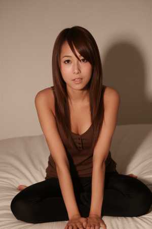 寝室で撮影された女性のポートレート