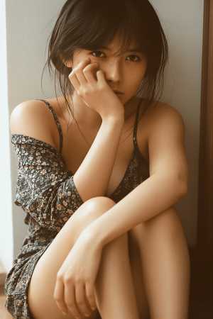 黒ドレス姿の魅力的な女性