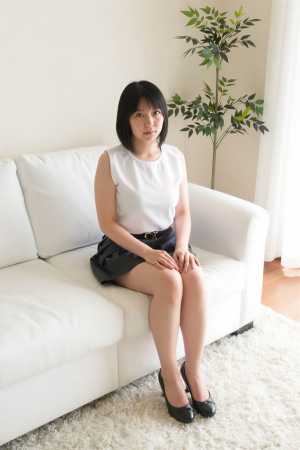 部屋で撮影された女性のポートレート