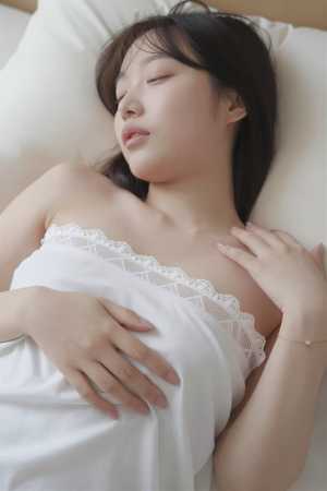 ベッドで黒のレースを着た美女