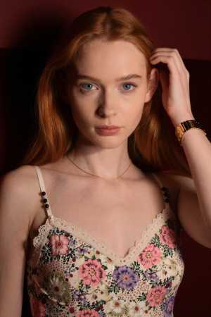 赤レース姿の魅力的な女性