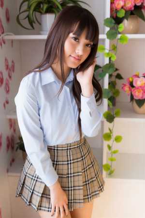 シャツ姿で部屋にくつろぐ美女