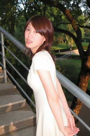 公園で赤のドレスを着た美女