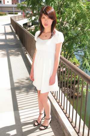 公園で白のドレスを着た美女