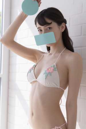 部屋でのビキニ姿の女性