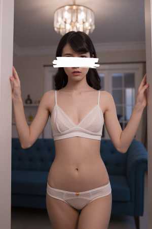 レース姿で部屋にくつろぐ美女