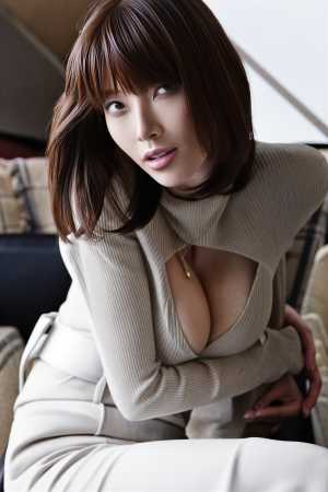 熟女・巨乳セーターのフリー写真素材