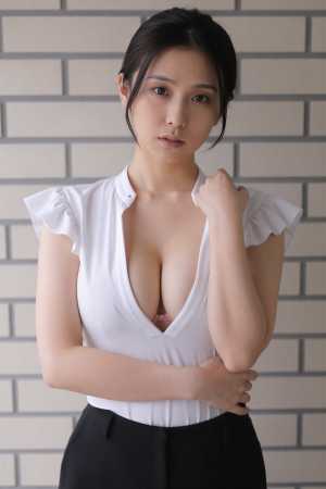 熟女・巨乳黒のブラウスを着た女性のポートレート