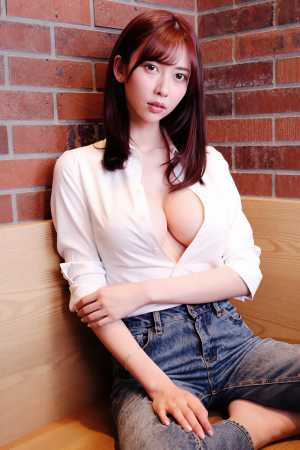 爆乳赤シャツ姿の魅力的な女性